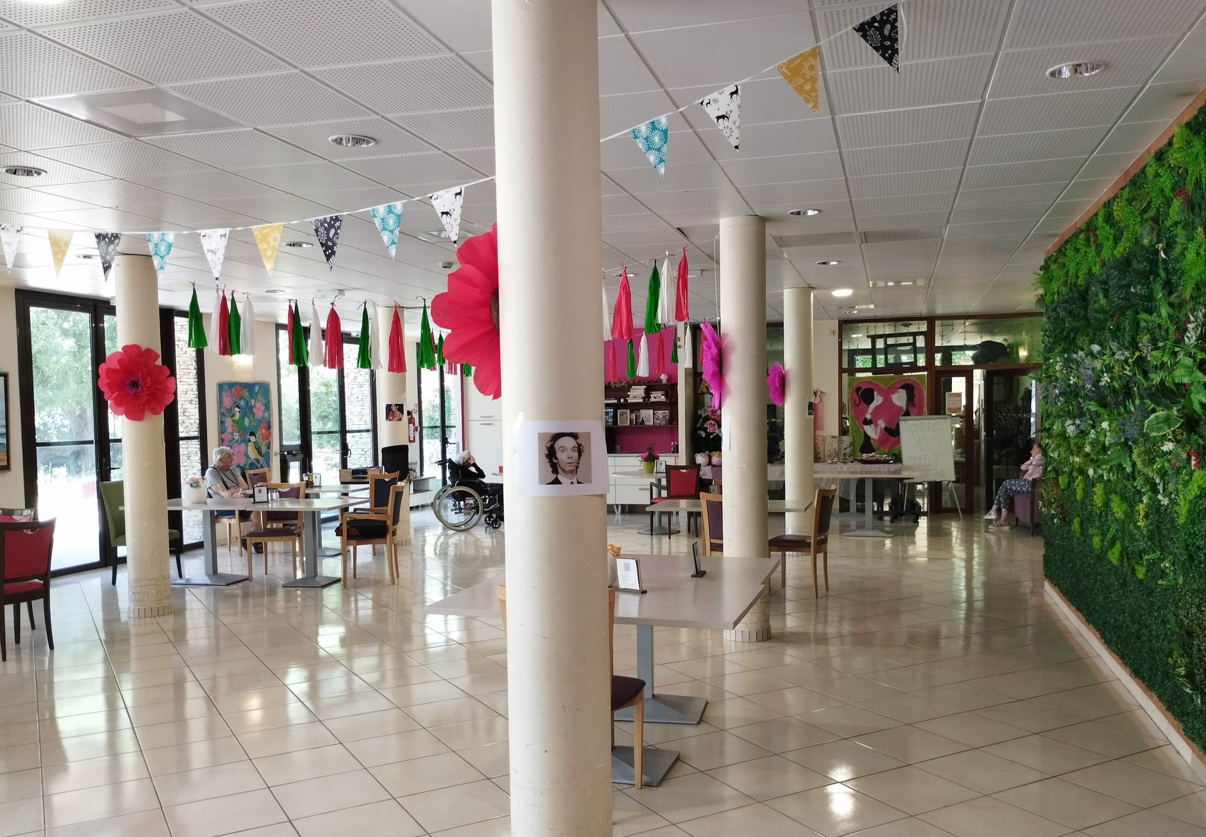 Le hall de la résidence décoré de fanions